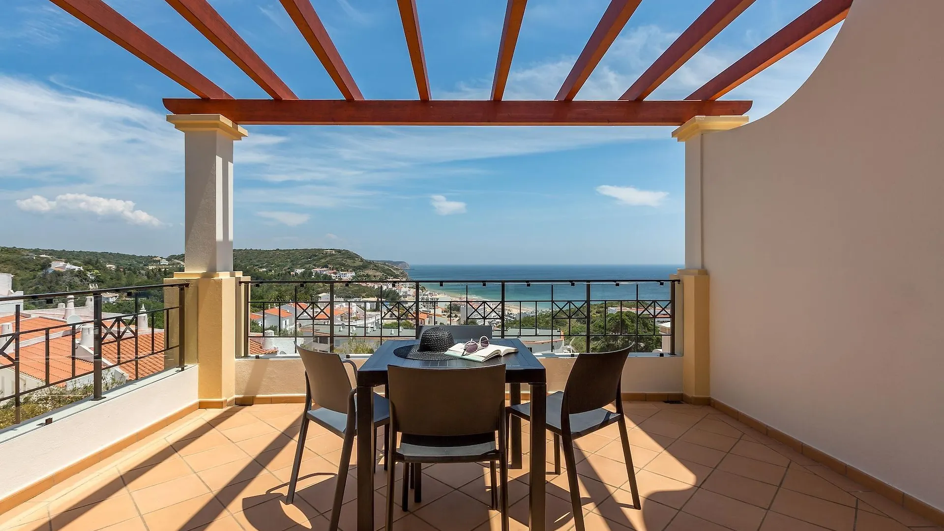 Nau Salema Beach Village
