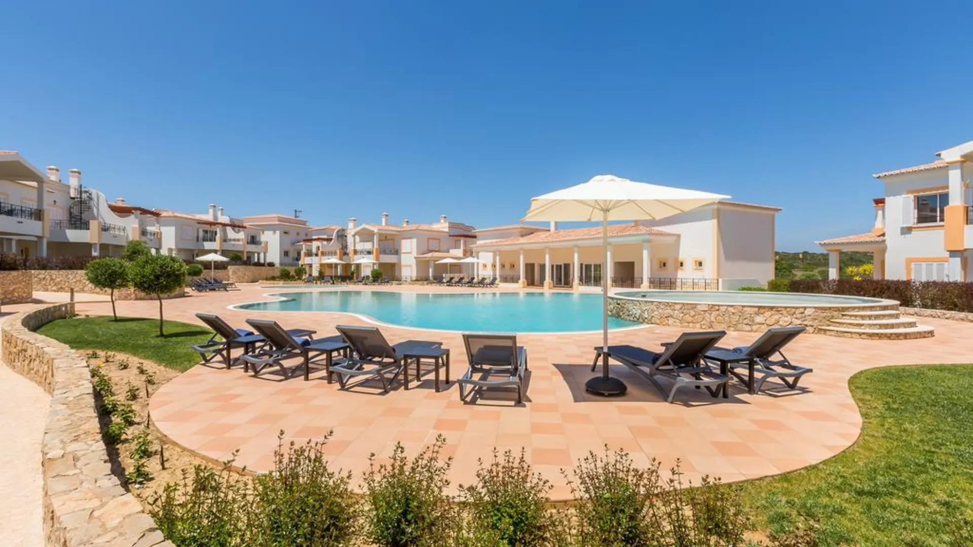 Nau Salema Beach Village 4*,